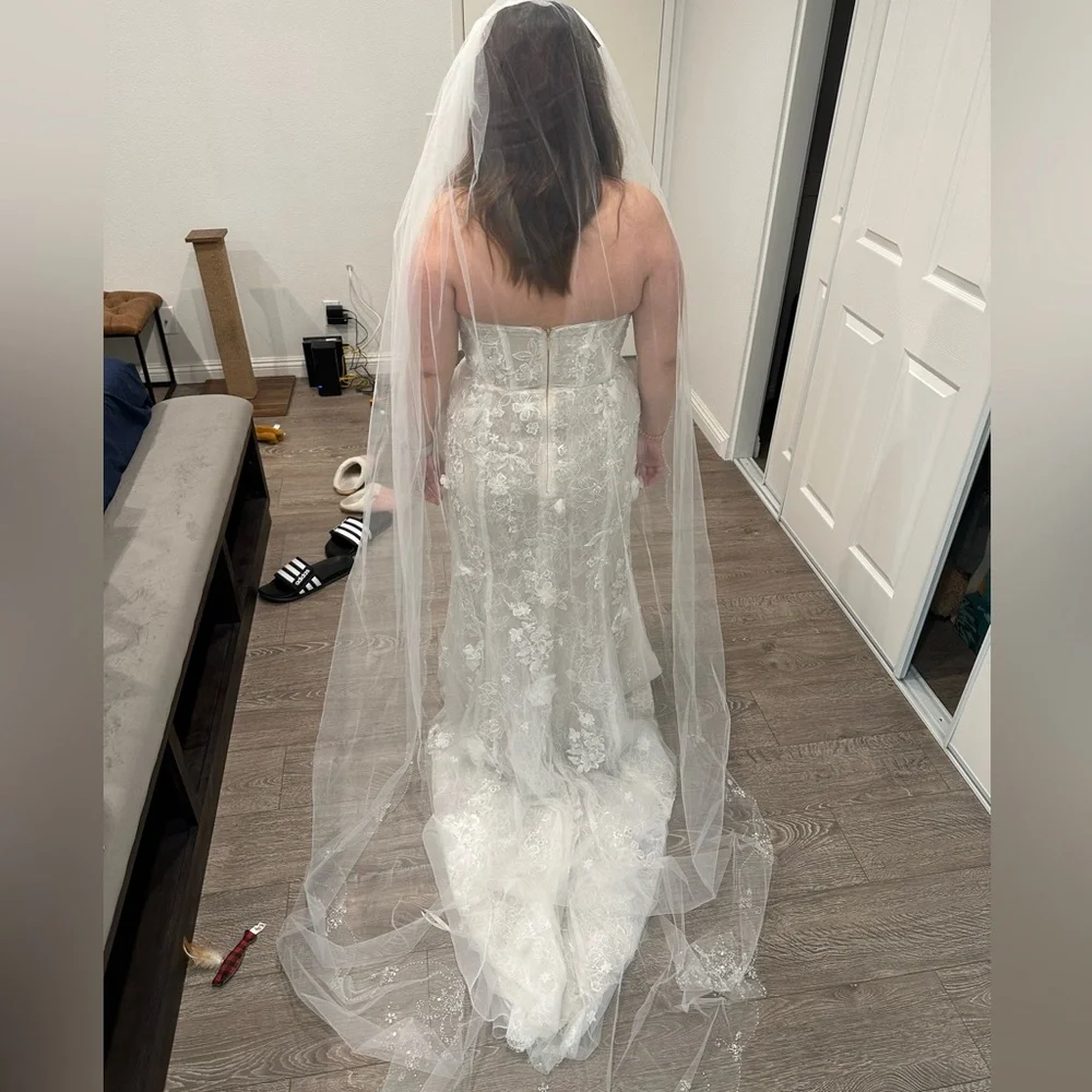 NWT David’s Bridal Scalloped Sparkle Cathedral Veil In Ivory - Picture 7 of 10